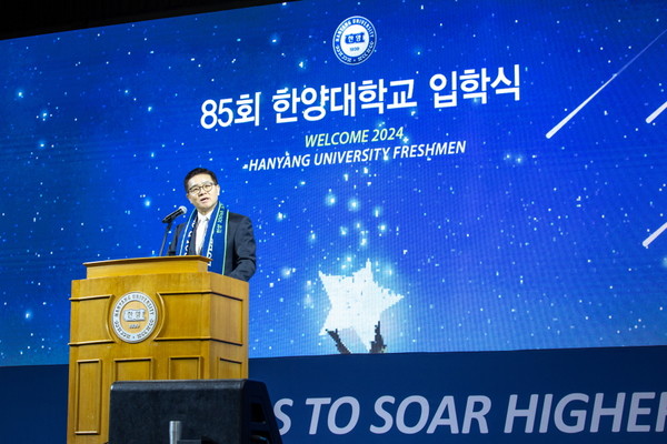 President Lee Ki-jeong delivered a celebration speech to freshmen
