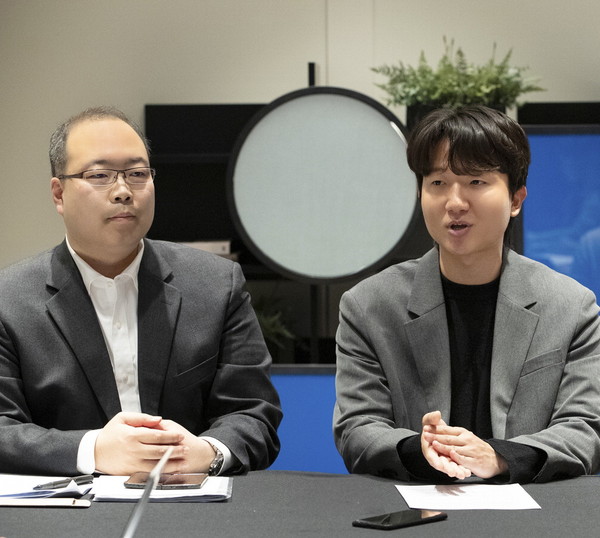 문주선 KT 인재실 인재채용팀 차장과 김영진 토토사이트 사고 팔고 KT AI 응용학과 1기 졸업생(왼쪽부터) / 출처:매일경제