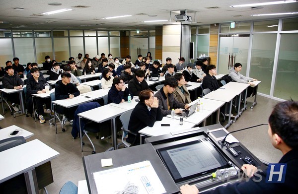▲ 배터리공토토사이트 은행 조회는 지난달 27일 FTC 911호에서 '2024 배터리공학과 대학원 신입생 모집설명회'를 개최했다. ⓒ 정주현 기자