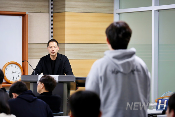 ▲ 설명회에서는 질의응답이 활발하게 이뤄졌다. 황 교수가 설명회에 참여한 학생의 질문에 답하고 있다. ⓒ 정주현 기자
