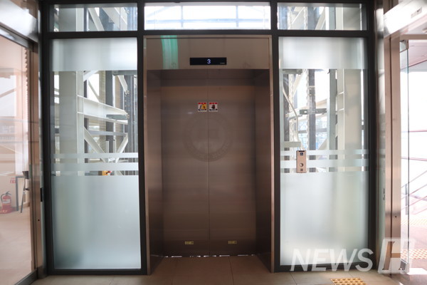 ▲ 엘리베이터는 1층 복도 끝에 위치해 있다. 우체국 옆에 설치된 문으로 빠르게 올 수 있다.