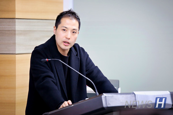 ▲ Professor Hwang Jang-yeon at the Department of Battery Engineering is presenting about the department. ⓒ Reporter Jeong Joo-hyeon