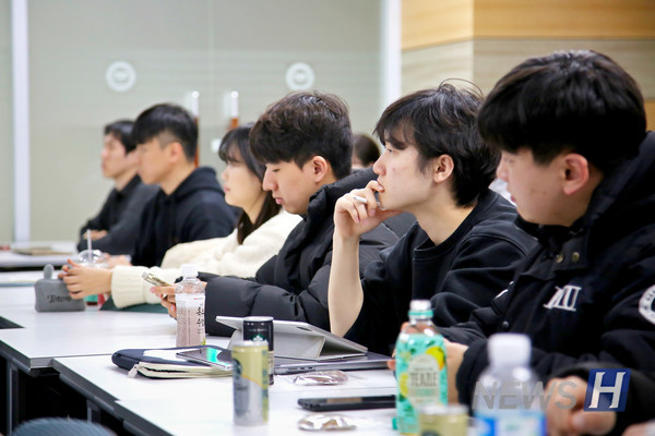 ▲ Students are listening to the presentation about industry-university cooperation. ⓒ Reporter Jeong Joo-hyeon