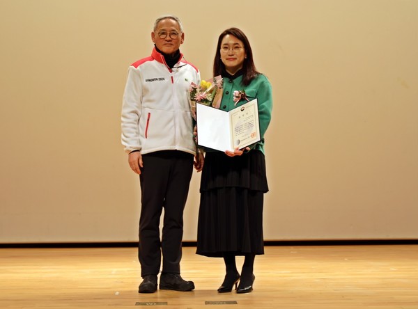 ▲ Curator Hwang Na-yeong won the Minister of Culture, Sports, and Tourism Award from the '2024 National Museum and Art Museum New Year's Exchange Event'.  ⓒ Hwang Na-yeong
