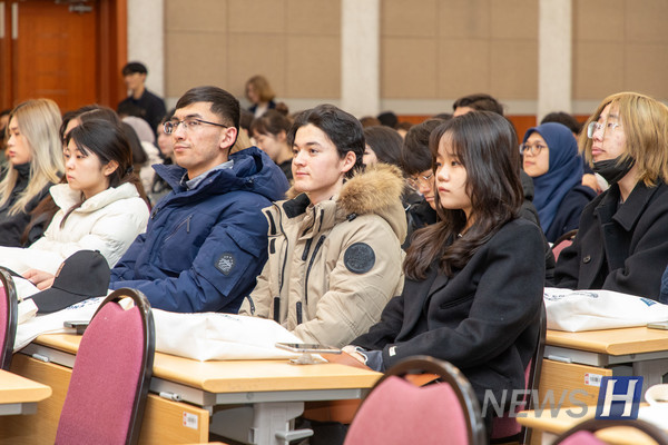 ▲ 오리엔테이션을 듣고 있는 유가상 스포츠토토들의 모습. 각기 다른 꿈을 향해 한양대 입학을 결심한 가상 스포츠토토들이다. ⓒ 미디어전략실