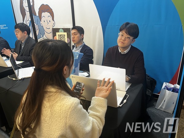 ▲ 기자가 기업 인사 담당자에게 준비해 온 질문을 하고 있다. 인사 담당자는 전달받은 정보에 기반해 상담을 진행한다. ⓒ 이윤서 기자