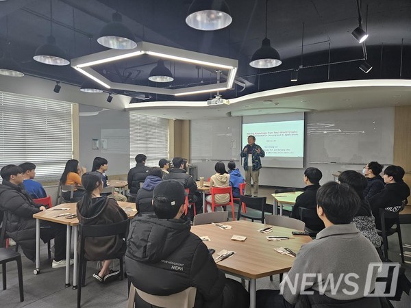 ▲김상욱 교수와 사설 토토사이트실 제자들이 함께 활발한 사설 토토사이트 활동을 진행하고 있다. ⓒ 김태리 사설 토토사이트원