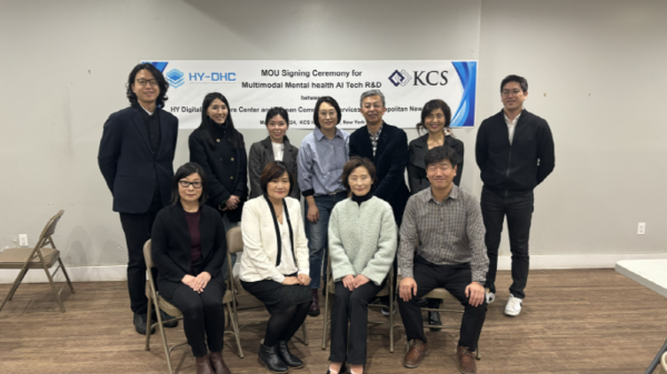 Professor Kim Hyung-sook (second to the right at the bottom), President Kim Myung-mi of the KCS (second to the left at the bottom), Professor Han Kyung-sik (first to the left at the top), and Professor Noh Young-tae (first to the right at the bottom) are taking a photo after discussing for the spread of digital wellness service for Koreans in New York.