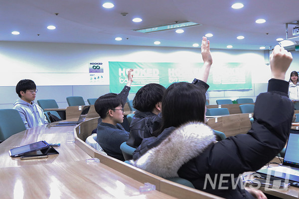 ▲ 참여자들이 파트너사 토론 세션에 질문을 하기 위해 손을 들고 있다. ⓒ 이윤서 기자