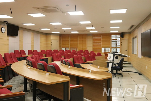 ▲ 올림픽체육관 314호에 위치한 첨단강의실 LIVE+의 모습.