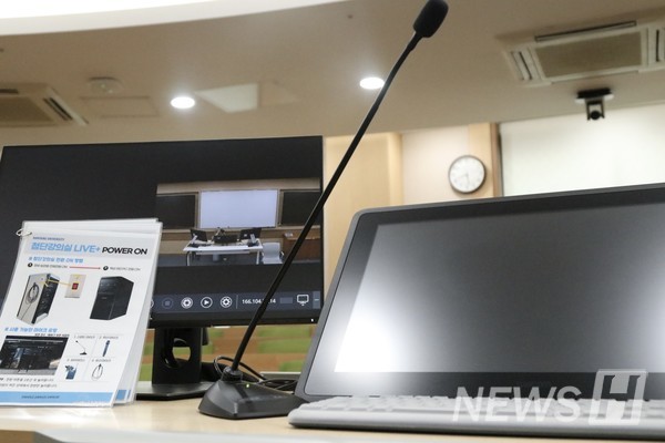 ▲ 교탁에 설치된 듀얼 모니터를 통해 온라인으로도 학생들과 소통이 가능하다.