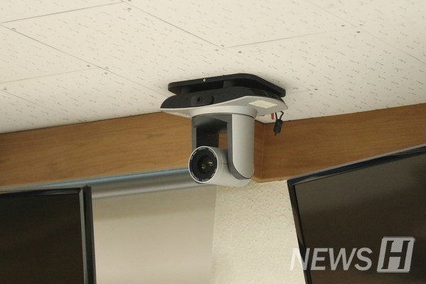 ▲ 교강사 추적 카메라를 통해 오프라인 강의가 온라인으로 실시간 송출된다.