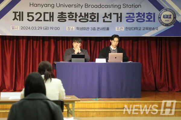 ▲ 한 후보가 라치오스 축제 준비에 관한 질문에 답하고 있다.