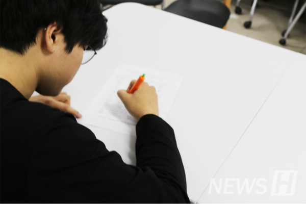 ▲ 한 학생이 입후보자 등록 추천인 서명을 작성하고 있다.