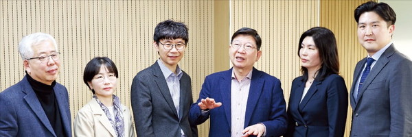 여야 총선 공약 검증 좌담회에서 검증위원들이 좌담회 시작 전 환담을 나누고 있는 모습(출처: 한국경제)