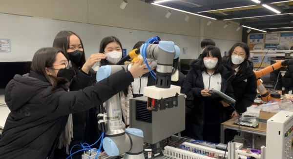 한양대 ERICA 로봇교육에 참가한 학생들이 로봇실습실에서 로봇암의 작동원리를 이해하고 움직임을 관찰하며 로봇제어 기술을 학습하고 있다.