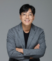 ▲ Professor Lee Byung-hun at a Major in Biomedical 웹툰사이트 토토사이트 at the School of Electrical and Biomedical 웹툰사이트 토토사이트.