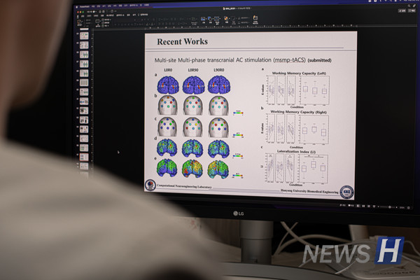 ▲ Professor Im is studying a new electronic medicine technology that controls the human 웹툰사이트 토토사이트. He recently succeeded in improving working memory by developing a method to stimulate different parts of the 웹툰사이트 토토사이트 with alternating currents of different phases. ⓒ Hanyang University Media Strategy Center