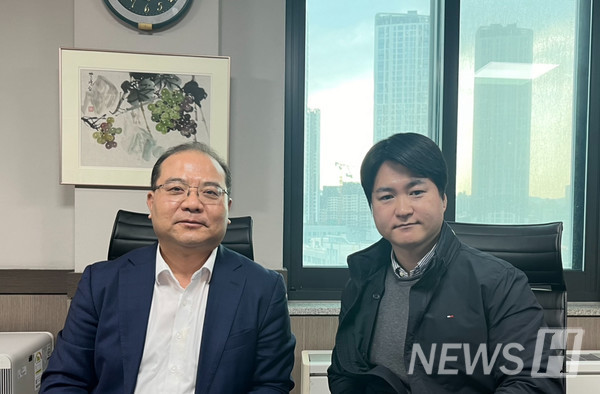 ▲ 본 저서를 공저한 이들은 전기차의 배터리를 통해 전체 경제의 순환성과 지속가능성을 늘리는 것에 집중한다. 김연규(왼쪽), 노태우(이상 국제학부) sa 토토사이트는 배터리 산업 변화의 변곡점을 많은 학생들이 이해해야 한다고 전했다. ⓒ 정다은 기자