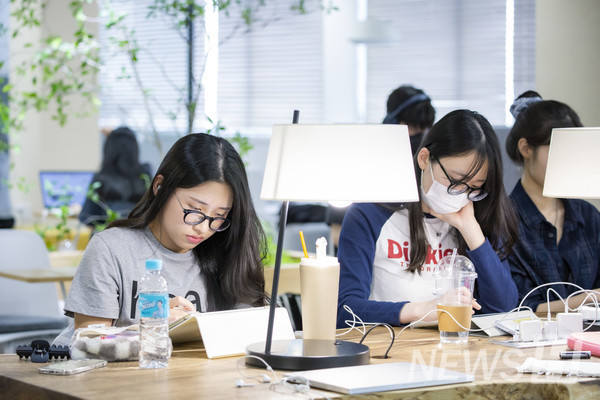 ▲ 혼자 혹은 친구와 저마다의 방식으로 공부에 집중하고 있다.