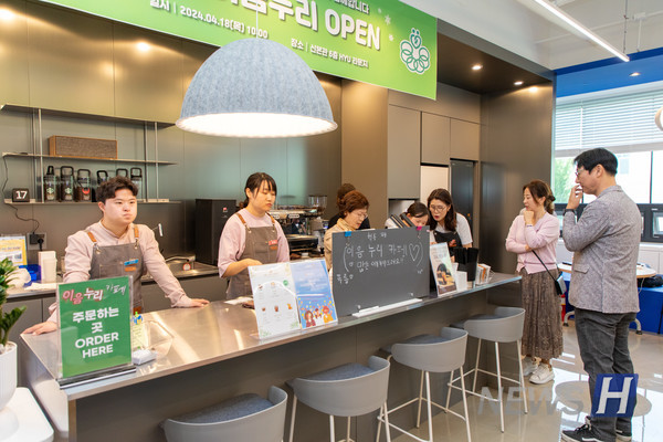 ▲ 카페 '이음누리'에는 장애인 바리스타를 보조하는 근로지도원 2명 또한 근무 중이다. 이들은 복지관 측에서 고용됐다. 