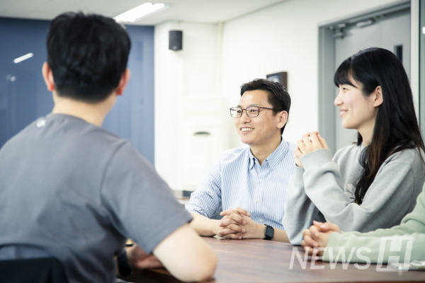 ▲ 화기애애한 분위기 속에 오가는 담화.