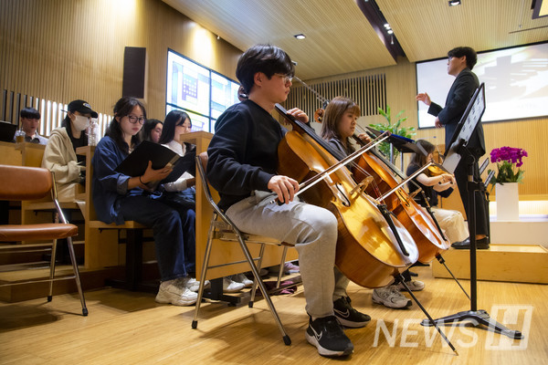 ▲ 찬송가 연주가 본격적인 예배의 시작을 알린다.