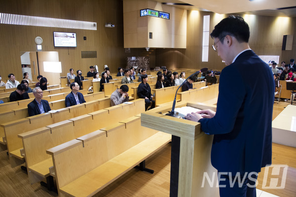 ▲ 엄숙한 분위기 속 이어지는 오정현 목사의 신앙고백.