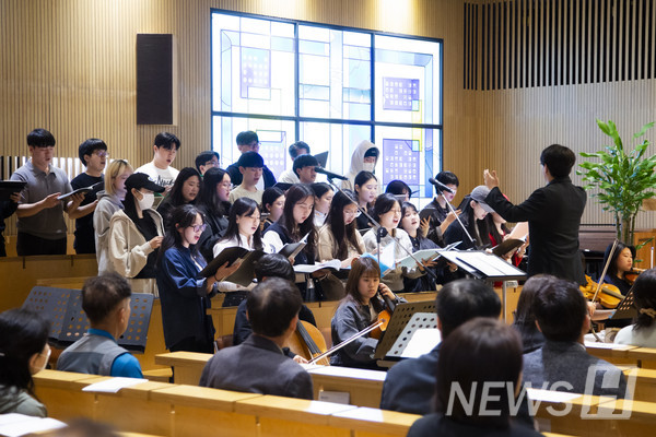 ▲ 예배당에 울려 퍼지는 합창단의 찬송가.
