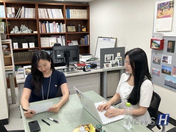 ▲ 차혜진 레프레 토토사이트대 박물관 학예연구사(왼쪽)는 박물관에서 진행하는 다양한 프로그램에 관심 가져줄 것을 부탁했다. ⓒ 레프레 토토사이트대 박물관