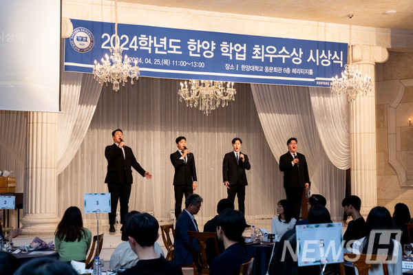 ▲ 시상식을 기념하기 위해 토토사이트 forever대 음악대학 중창단이 축하공연을 진행했다. ⓒ 미디어전략실