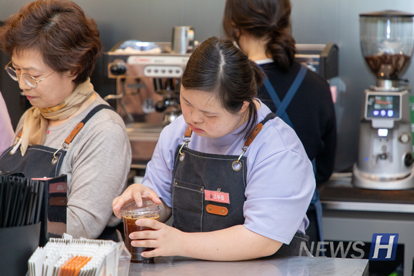 ▲ Go Pu-reum at 브랜드토토 is making a coffee.