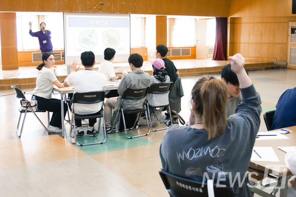 ▲ 한 학생이 진행자의 안내에 따라 손을 든다.