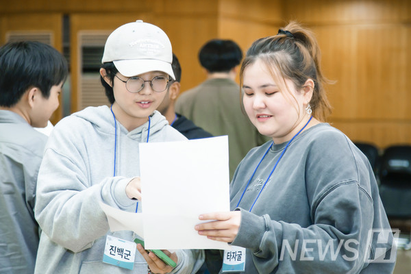 ▲ 서로가 작성한 내용을 돌려보며 본인을 소개한다.