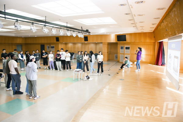 ▲ 제시어에 따라 좌우로 나눠서는 게임을 진행 중인 행사장 전경.