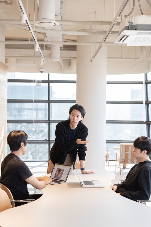 이승정 동문은 한양대 아트테크놀로지대학원에서 만난 동기 둘과 뜻을 모아 ‘얼스’를 결성했다.