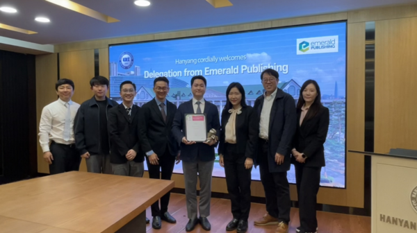 노태우 교수(가운데)와 Emerald 관계자(왼쪽) 및 국제학부 교수진(오른쪽)이 기념 촬영을 하고 있다.