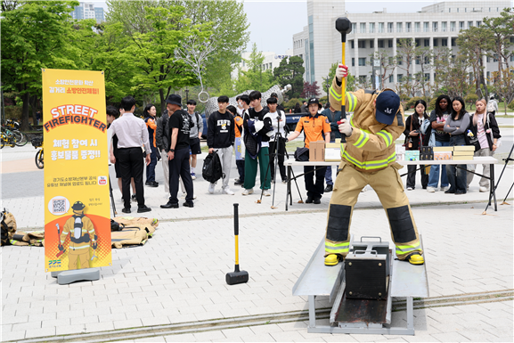 한양대학교 ERICA와 경기도 소방재난본부가 함께 기획한 ‘길거리 소방안전체험 행사’에서 학생이 망치 측정기구로 체력을 측정하고 있다.(사진제공: 한양대 ERICA)