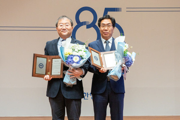 백남석학상을 수상한 컴퓨터소프트웨어학부 김상욱 교수(좌)와 ERICA 약학과 최한곤 교수(우).