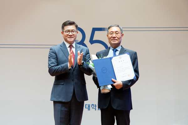 공과대학 에너지공학과 선양국 교수가 '공로상'과 '올해의 기술이전 발명자상'을 수상했다.