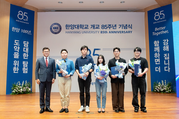 학생공로상 수상자들이 단체사진을 촬영하고 있다.