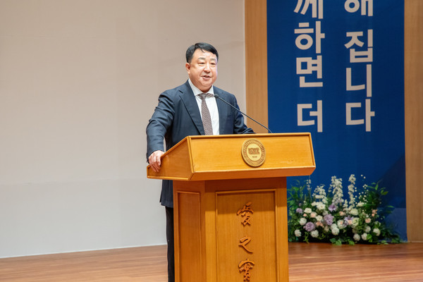  신동우 총동문회장이 축사를 전하고 있다.