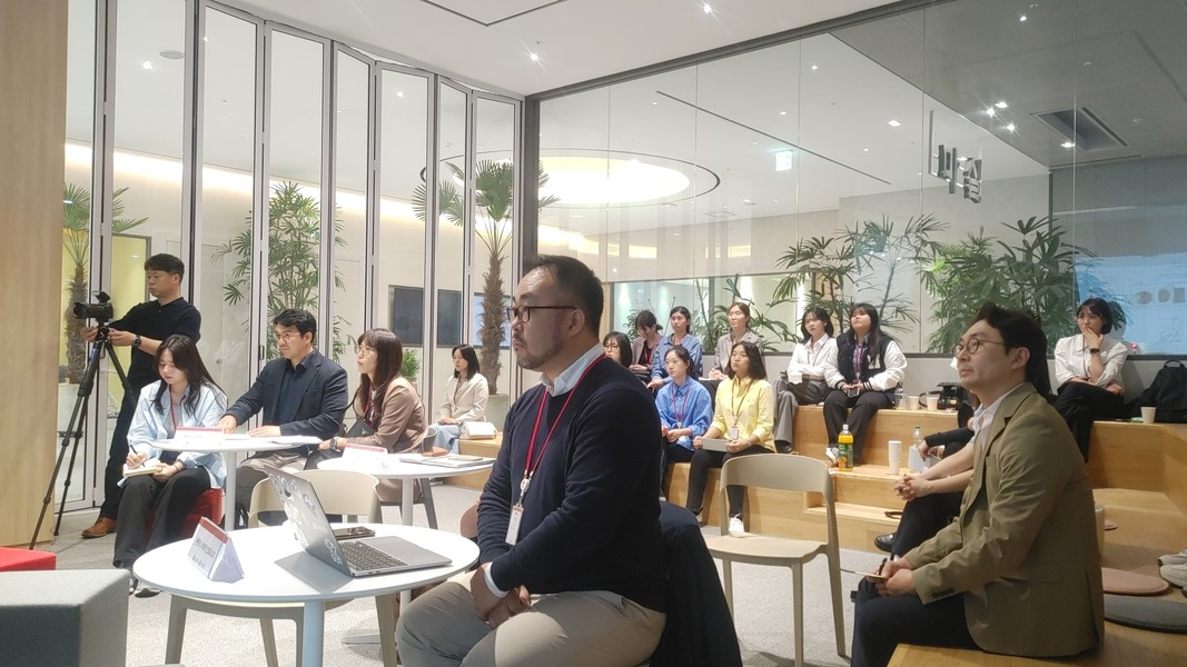 4월 23일 학생들은 LG전자 가산 R&D 캠퍼스에서 중간 발표를 진행하였다.