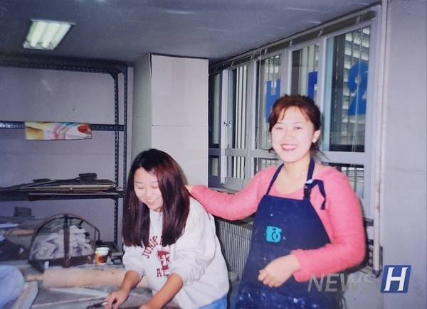 ▲ 현 비타임 토토가 1998년 사범대학 지하작업실에서 작업하는 모습. 그는 한양인에게 "우리는 함께 살아가야 할 한양대 출신의 사회인이다"며 "좋은 사람들과 긍정적인 커뮤니티를 많이 형성하길 바란다"고 전했다. ⓒ 현은령 비타임 토토