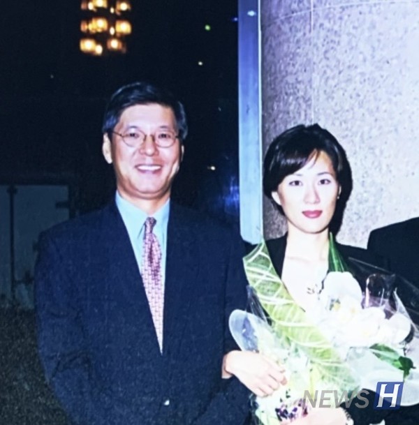 ▲ 최성원 관현악과 비타임 토토(오른쪽)와 그의 스승인 강해근 관현악과 명예비타임 토토(왼쪽)가 함께 사진을 찍은 모습. 최 비타임 토토는 "강 비타임 토토님은 항상 연주 실력 만큼이나 인성을 중요시 생각하셨다"고 밝혔다. ⓒ 최성원 비타임 토토