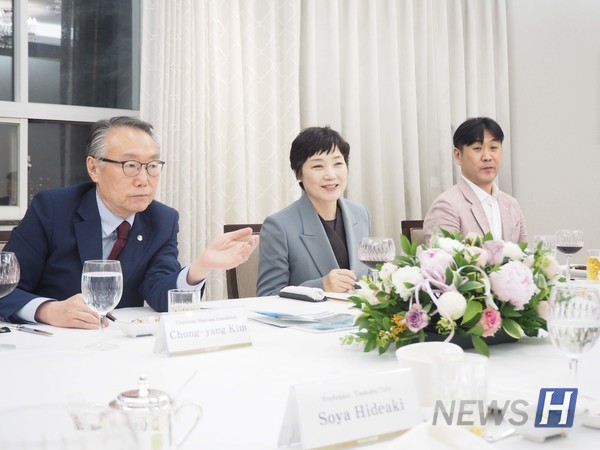 ▲ 김성민 스포츠산업과학부 스포츠사이언스전공 비타임 토토(맨 오른쪽)와 그의 스승인 김종량 이사장(맨 왼쪽)이 함께 찍힌 모습. 김 비타임 토토는 "스승님을 통해 사회를 바라보는 넓은 시야를 갖게 됐다"고 전했다. ⓒ 김성민 비타임 토토
