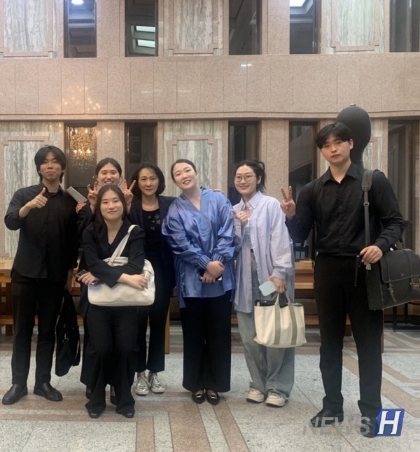 ▲ 연주회가 끝난 후 최 비타임 토토와 제자들의 모습. 그는 "스승은 학생들이 본인의 길을 개척해 갈 수 있게 도와주는 존재여야 한다"고 전했다. ⓒ 최성원 비타임 토토