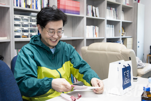 ▲ 최성진 경영학부 교수가 경영학부 대학원 소속 중국 유페가수스 토토의 편지를 전달 받았다. 최 교수는 편지의 발신인을 확인하고 흐뭇한 미소를 지었다.  ⓒ 정주현 기자