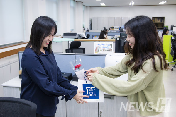 ▲ 페가수스 토토 교직원에게 작성한 편지를 전달하고자 글로벌 사랑한대가 직접 행정실을 찾아갔다. ⓒ 정주현 기자