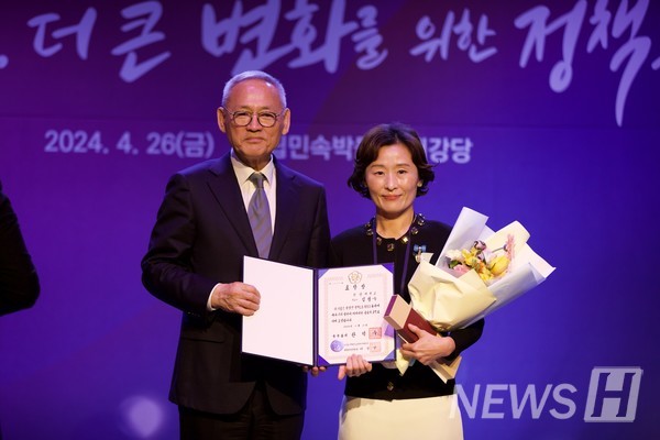 ▲ 김형숙 데이터사이언스학부 토토사이트 라이타가 '2023 정책 소통 유공 국무총리 표창'을 수상했다. ⓒ 김형숙 교수